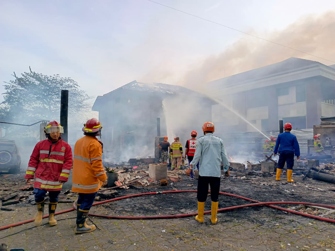 pemadaman kebakaran di sebuah restoran daerah jalur.